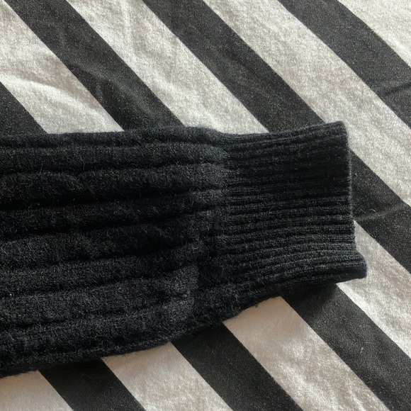 100% Cashmere Sweater. Kier+J. Black. Size XS. Excellent condition. - Picture 3 of 4